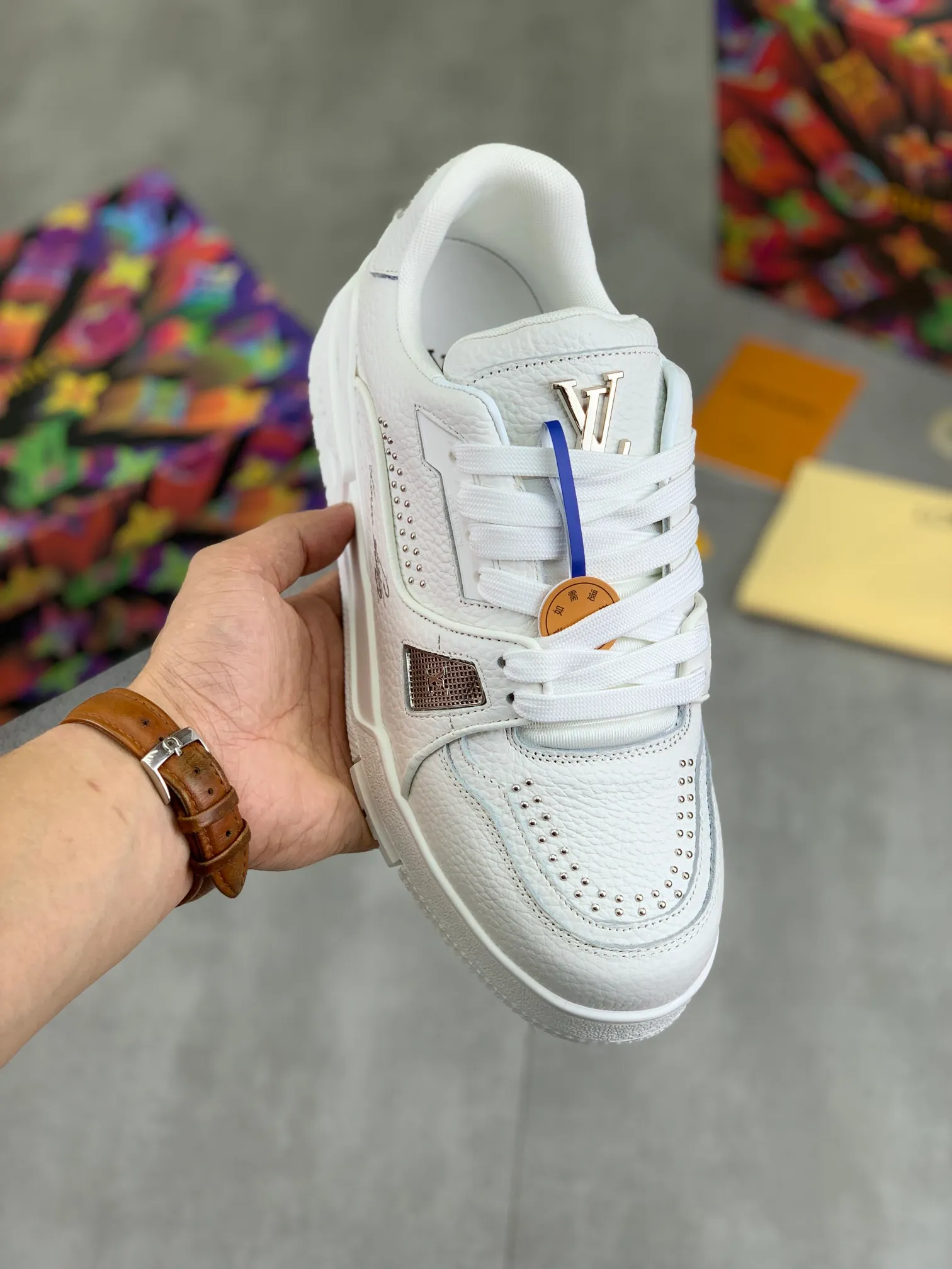 Men's shoes 💰P600 New style 💰💎💎Latest color High version 2025Louis*Vuitto* LV Traine Catwalk TRAINER outsole and fabric private model A shoe that definitely costs a lot of money and effort. This series was designed after the arrival of Vifgil. It is favored by many fans every season. Original TPU outsole Original packaging Men's size: 38-45 (46 can be customized) Color: black and white optional (available from stock, super fast delivery)